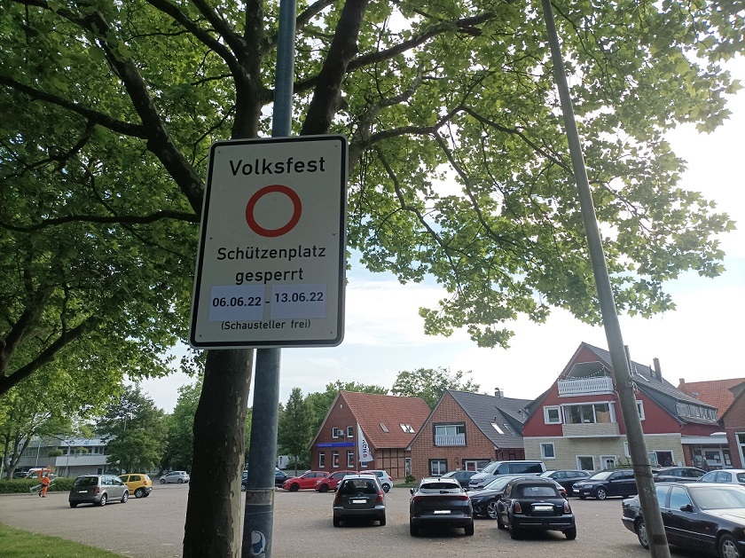 hfaGroße Hinweistafeln weisen auf das Durchfahr- und Parkverbot am Schützenplatz hin.