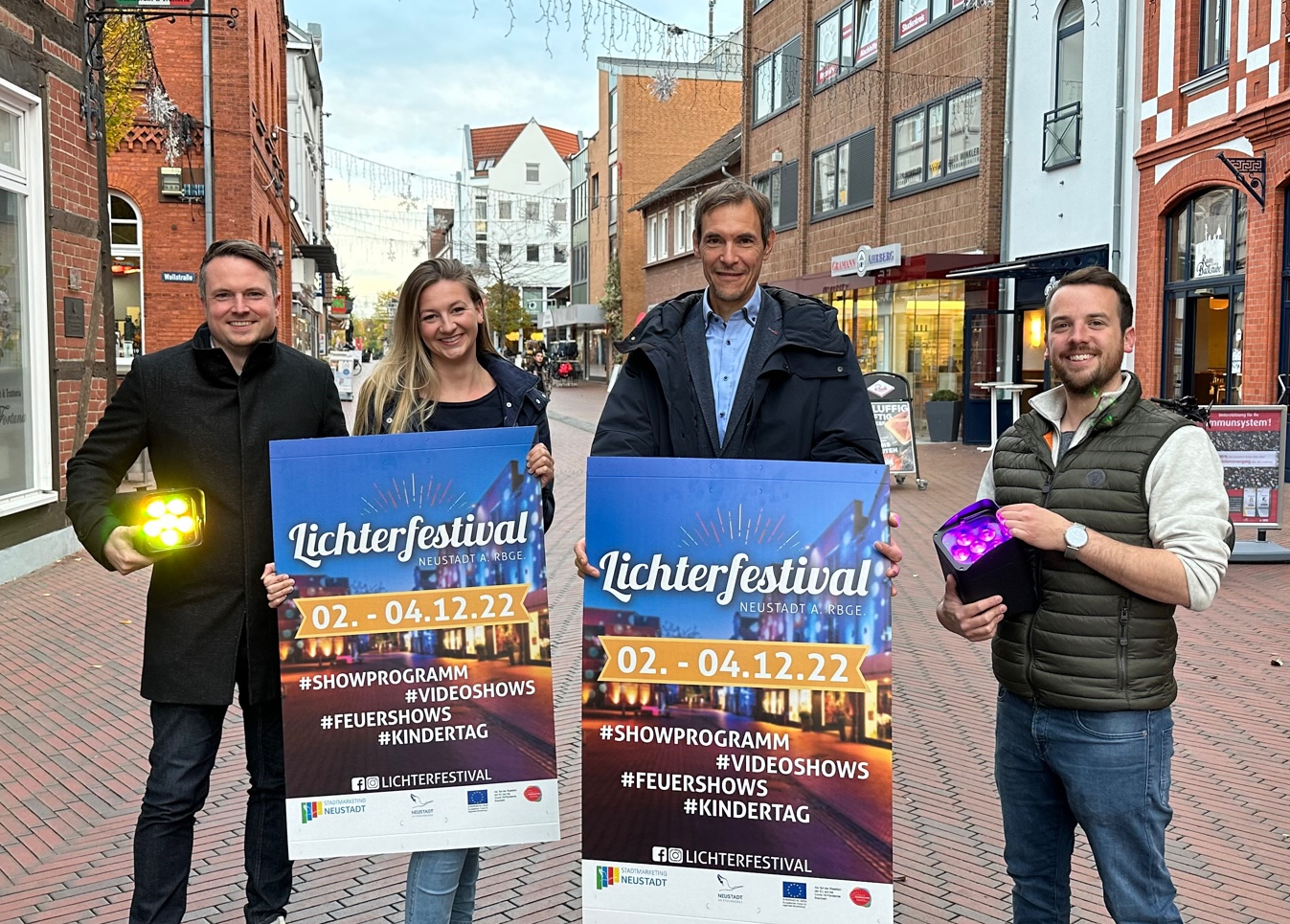 v.l. Bürgermeister Dominic Herbst, Citymanagerin Jana Schadwinkel, Jens Ohlau von der Heide vom Stadtmarketingverein und Marc Berendsen von MA Events freuen sich auf das Lichterfestival.