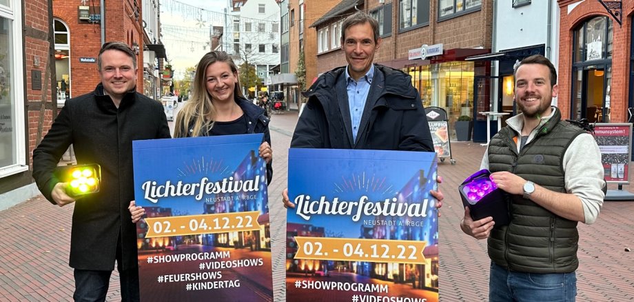 v.l. Bürgermeister Dominic Herbst, Citymanagerin Jana Schadwinkel, Jens Ohlau von der Heide vom Stadtmarketingverein und Marc Berendsen von MA Events freuen sich auf das Lichterfestival. v.l. Bürgermeister Dominic Herbst, Citymanagerin Jana Schadwinkel, Jens Ohlau von der Heide vom Stadtmarketingverein und Marc Berendsen von MA Events freuen sich auf das Lichterfestival.