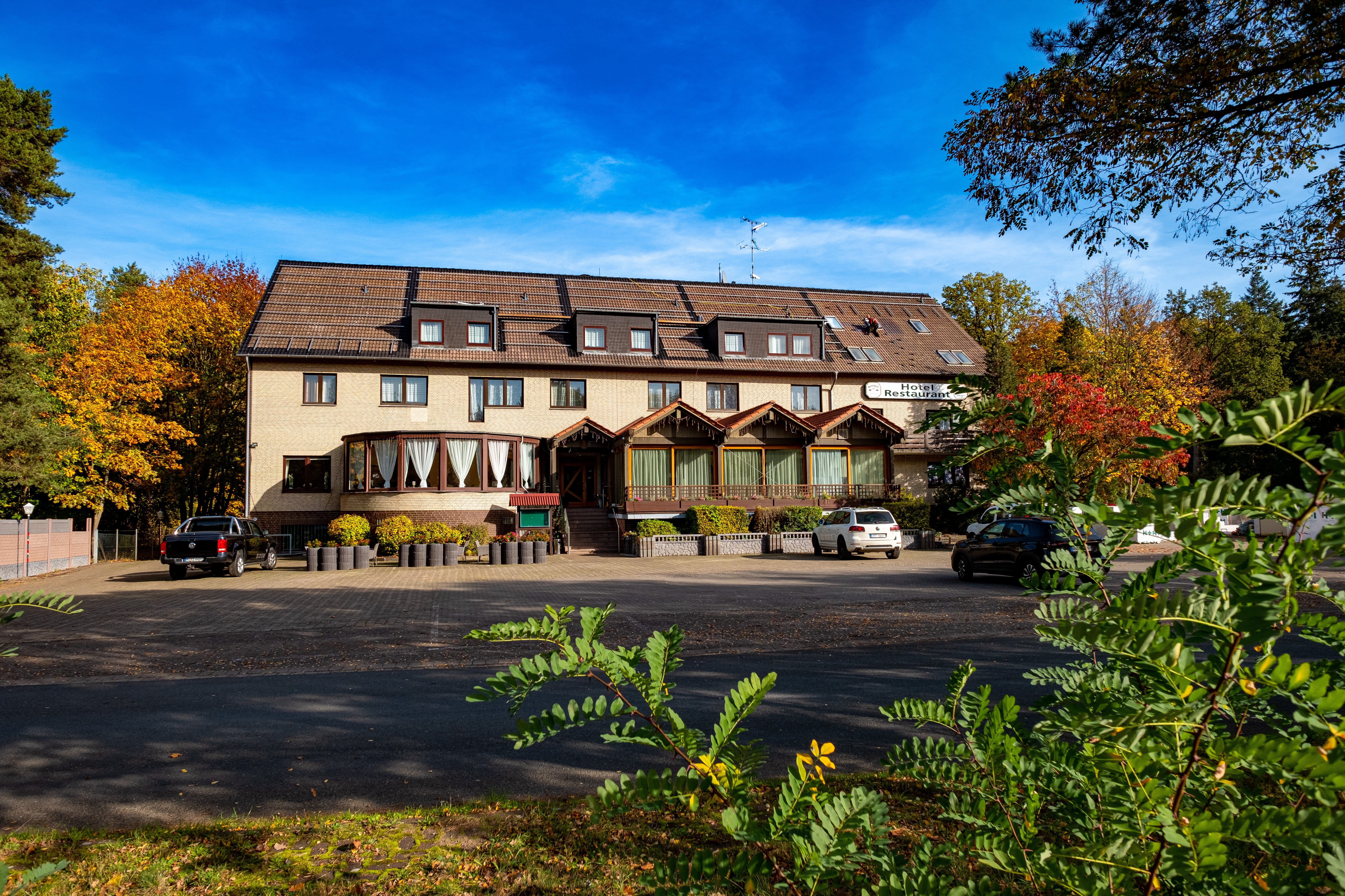 Blick auf das Gebäude Hotel Dammhirsch an der B6.