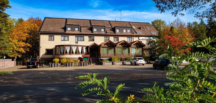 Hotel Damhirsch Blick auf das Gebäude Hotel Dammhirsch an der B6.