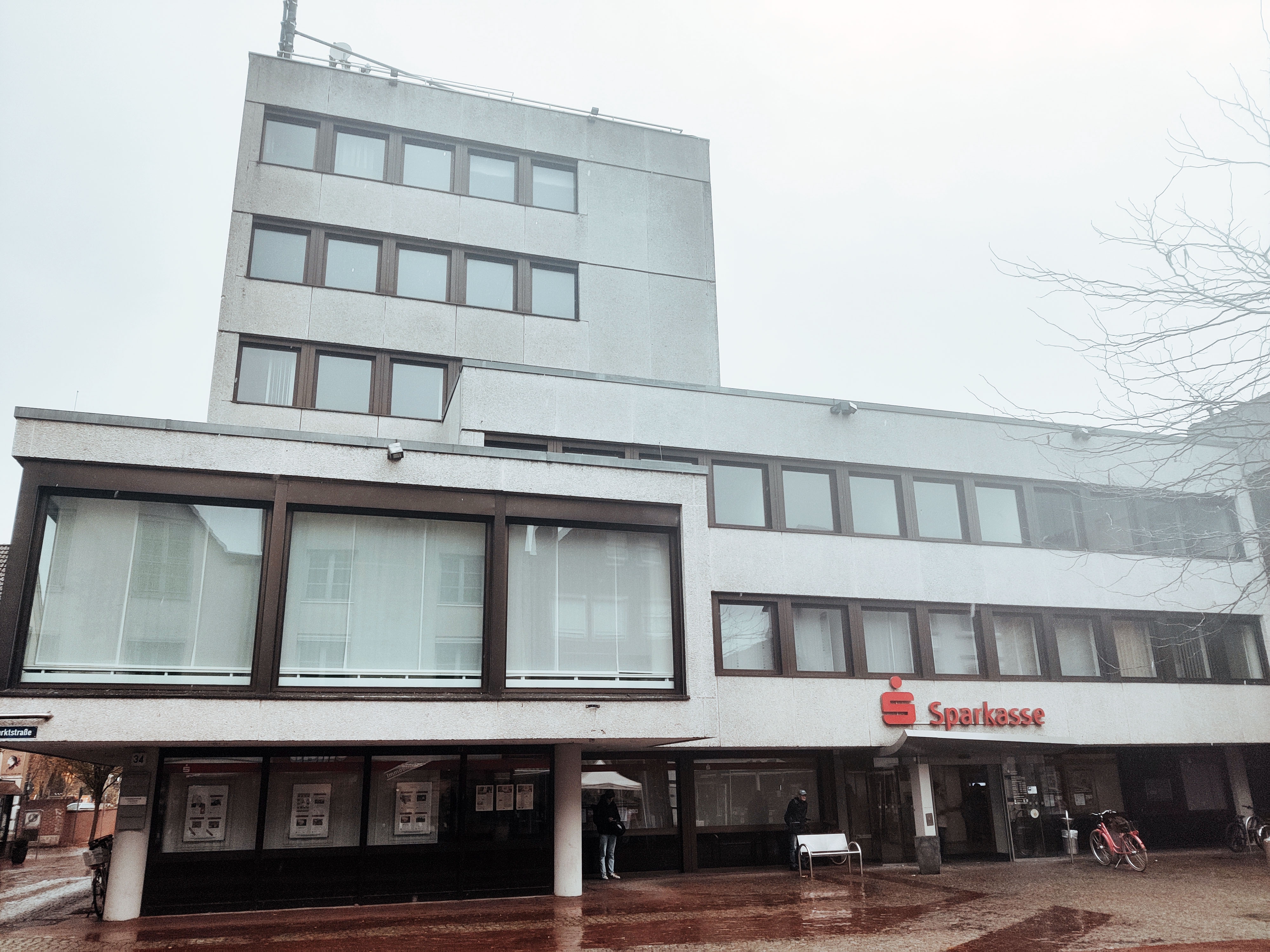 Blick auf die Vorderseite des Sparkassengebäudes an der Marktstraße
