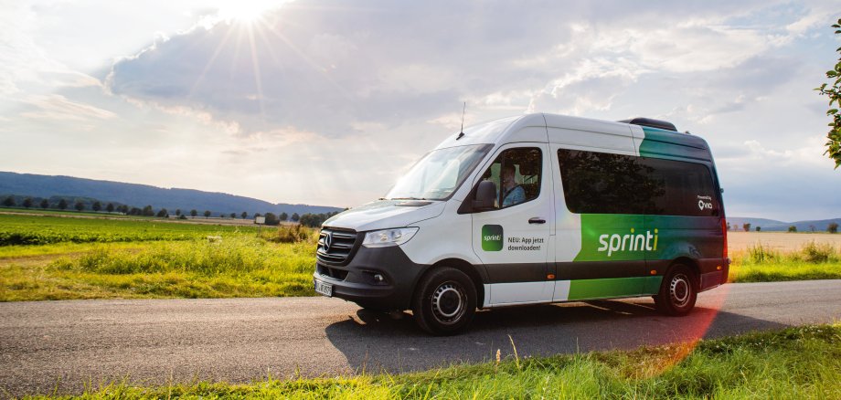 Symbolbild Sprinti sprinti Fahrzeug auf Überlandfahrt