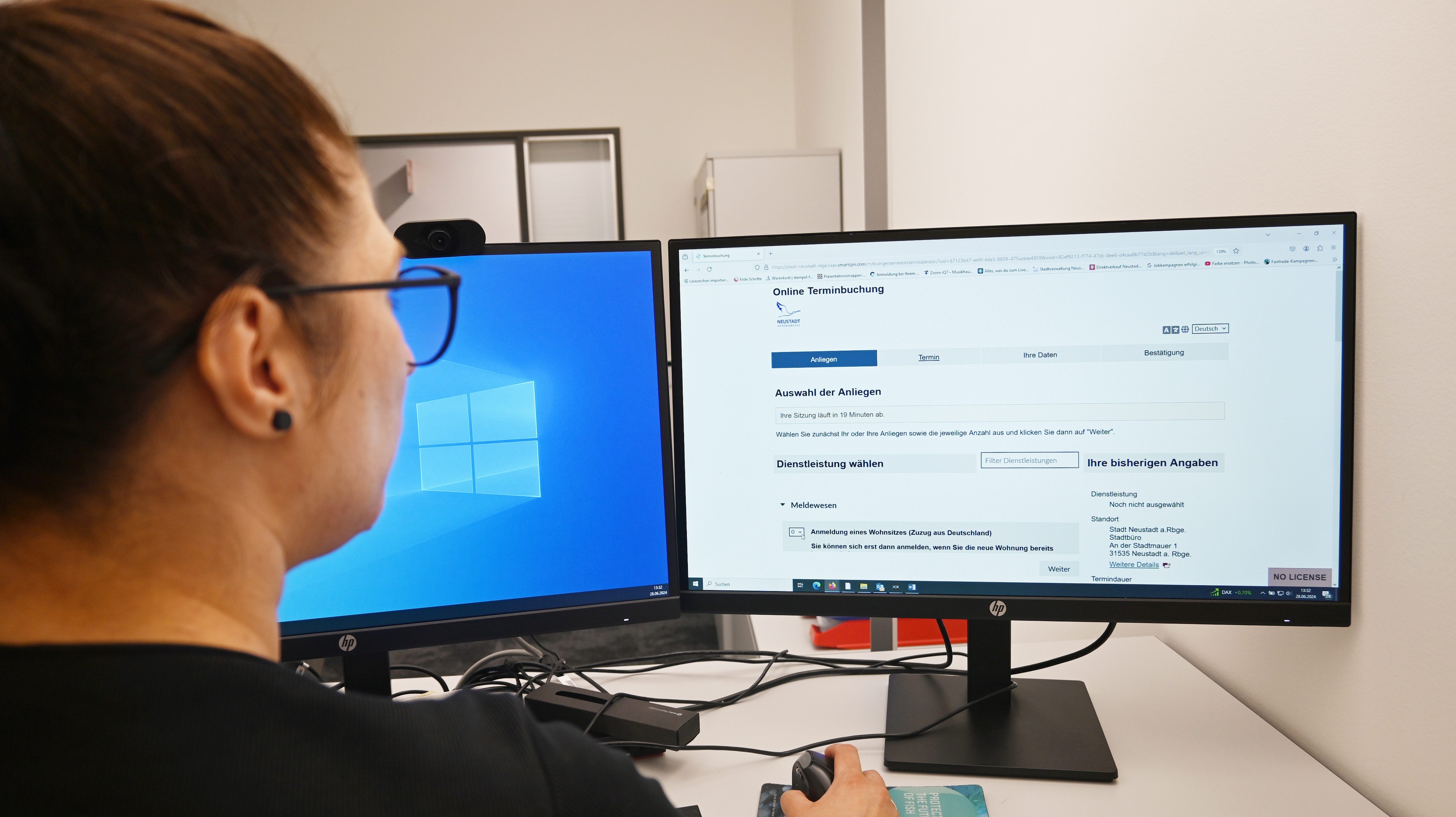 Blick auf PC-Bildschirm auf die Startseite der neuen Terminbunchungsseite der Stadt Neustadt
