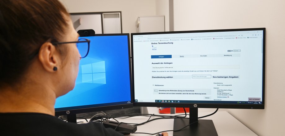 Pressefoto Terminbuchungsseite Blick auf PC-Bildschirm auf die Startseite der neuen Terminbunchungsseite der Stadt Neustadt