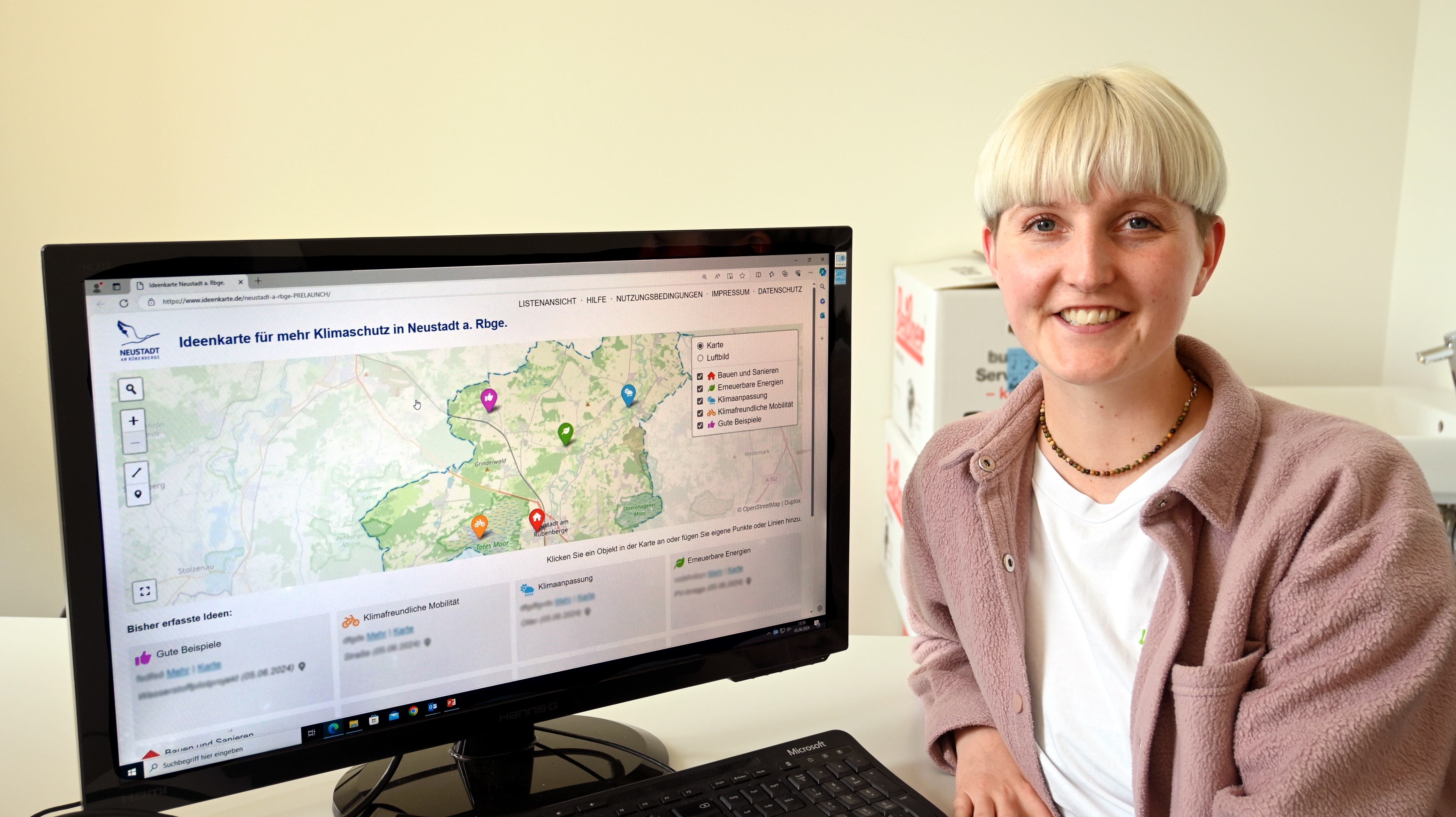 Klimaschutzmanagerin Wendy Pfeil präsentiert die Ideenkarte