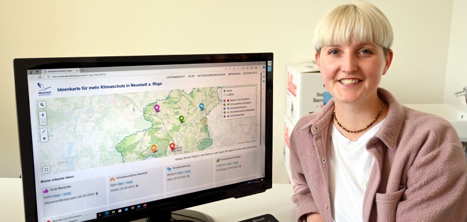 Klimaschutzmanagerin Wendy Pfeil präsentiert die Ideenkarte