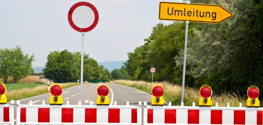 Gesperrte Straße mit Umleitung
