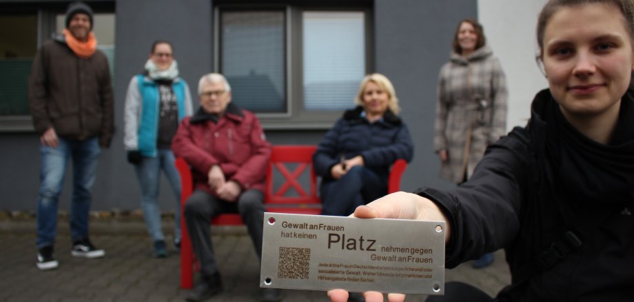 André Tantzscher (v.l.n.r.), Sabrina Neumann, Günter Hahn, Heike Stünkel-Rabe, Mirjam Pfenning und Melissa Depping bei der Enthüllung der Roten Bank in Mandelsloh