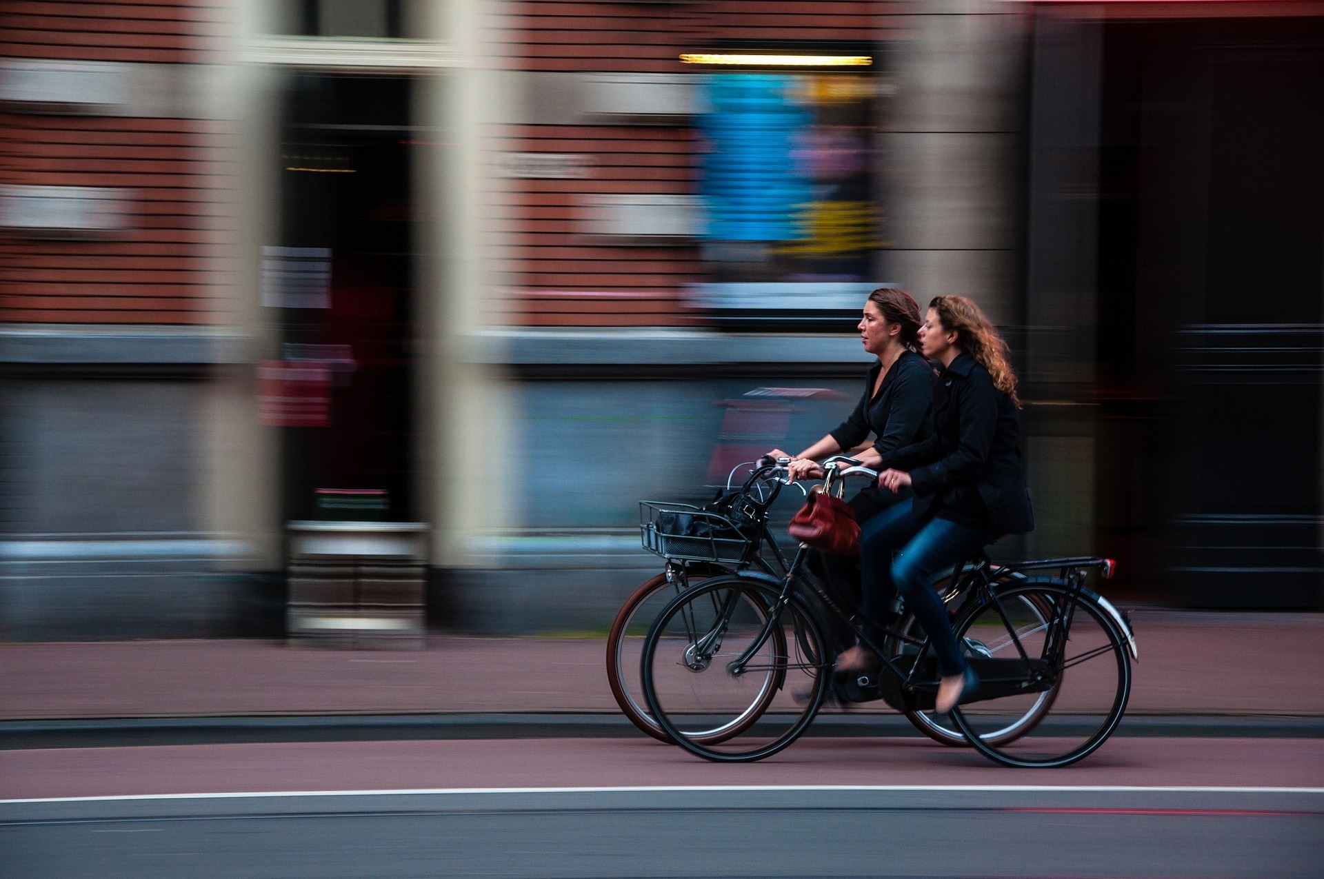 Zwei Frauen fahren auf einem Radweg mit dem Fahrrad.