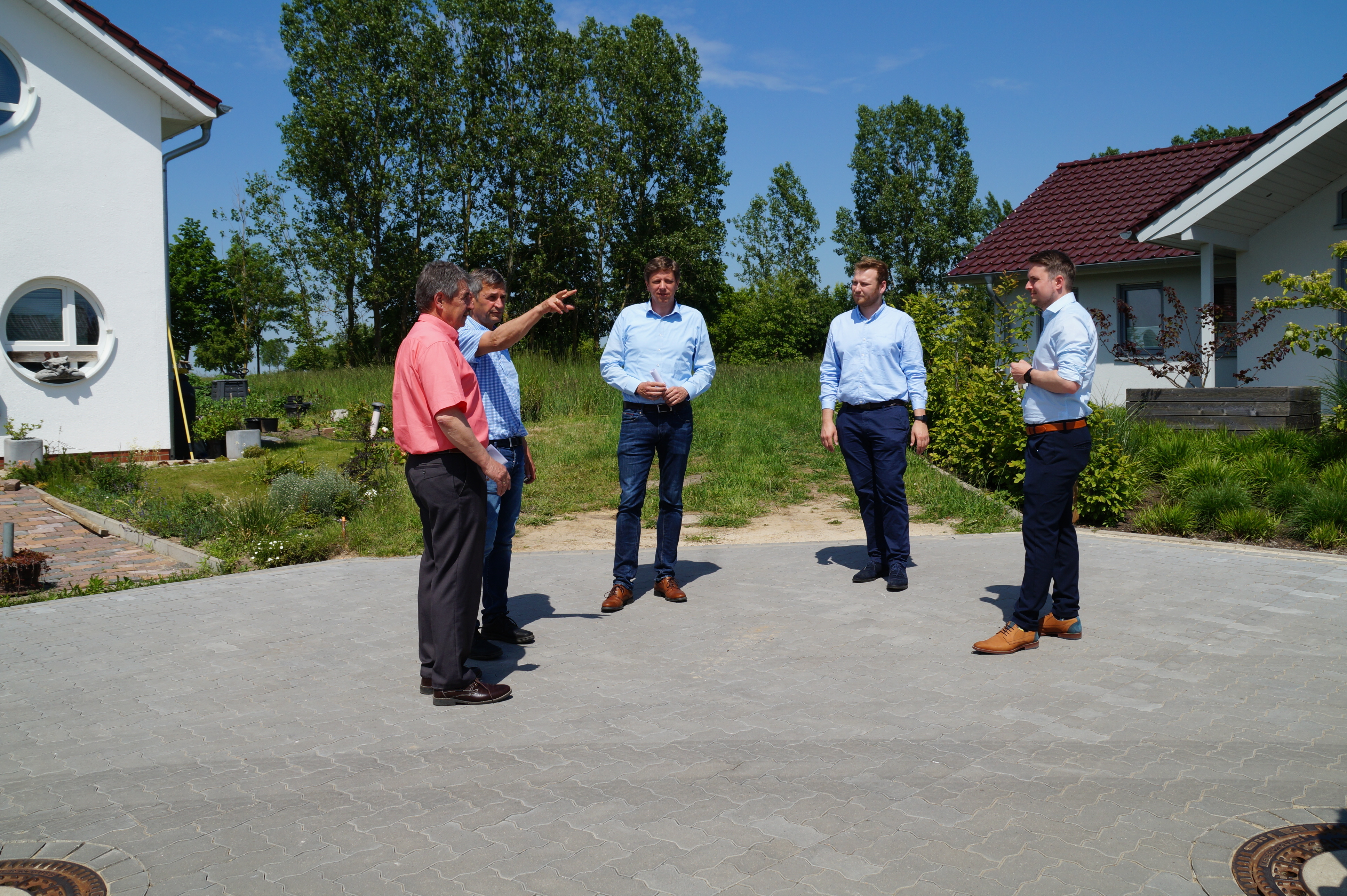 vlnr: Mardorfs Ortsbürgermeister Hubert Paschke, Uwe Scharnhorst (Vertreter S+N Immobilien GmbH + bauausführende Firma Uwe Scharnhorst Hoch- und Tiefbau GmbH), Christoph Neißner (Fachdienst Tiefbau, Verwaltung), Steffen Schlakat (Ideenstadtwerke) und Neustadts Bürgermeister Dominic Herbst begutachten den Endausbau der Straße „Am Golfpark“  