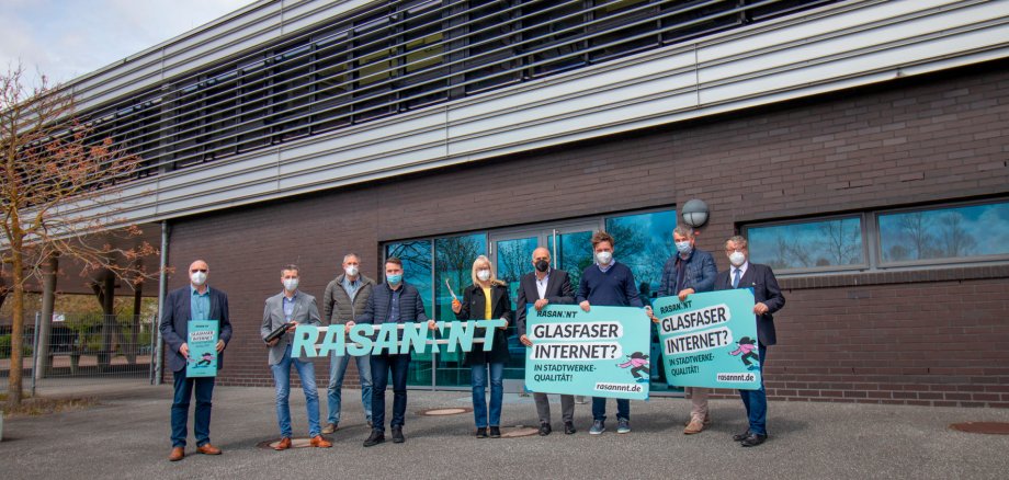 Dirk Rapke und Marco Braune-Frehse von den Ideenstadtwerken, der stellvertretende Schulleiter des Gymnasiums Stefan Herholz, Bürgermeister und Ideenstadtwerke Aufsichtsratsvorsitzender Dominic Herbst, Ulrike Ahrbecker vom Fachbereich Stadtplanung, Rainer Gieraths, Schulleiter der Leine-Schule, Sebastian Lechner, Aufsichtsratsvorsitzender der Stadtnetze, Dieter Lindauer, Geschäftsführer der Ideenstadtwerke und Burkhard Jonck, Schulleiter der KGS freuen sich über den schnellen Glasfaseranschluss