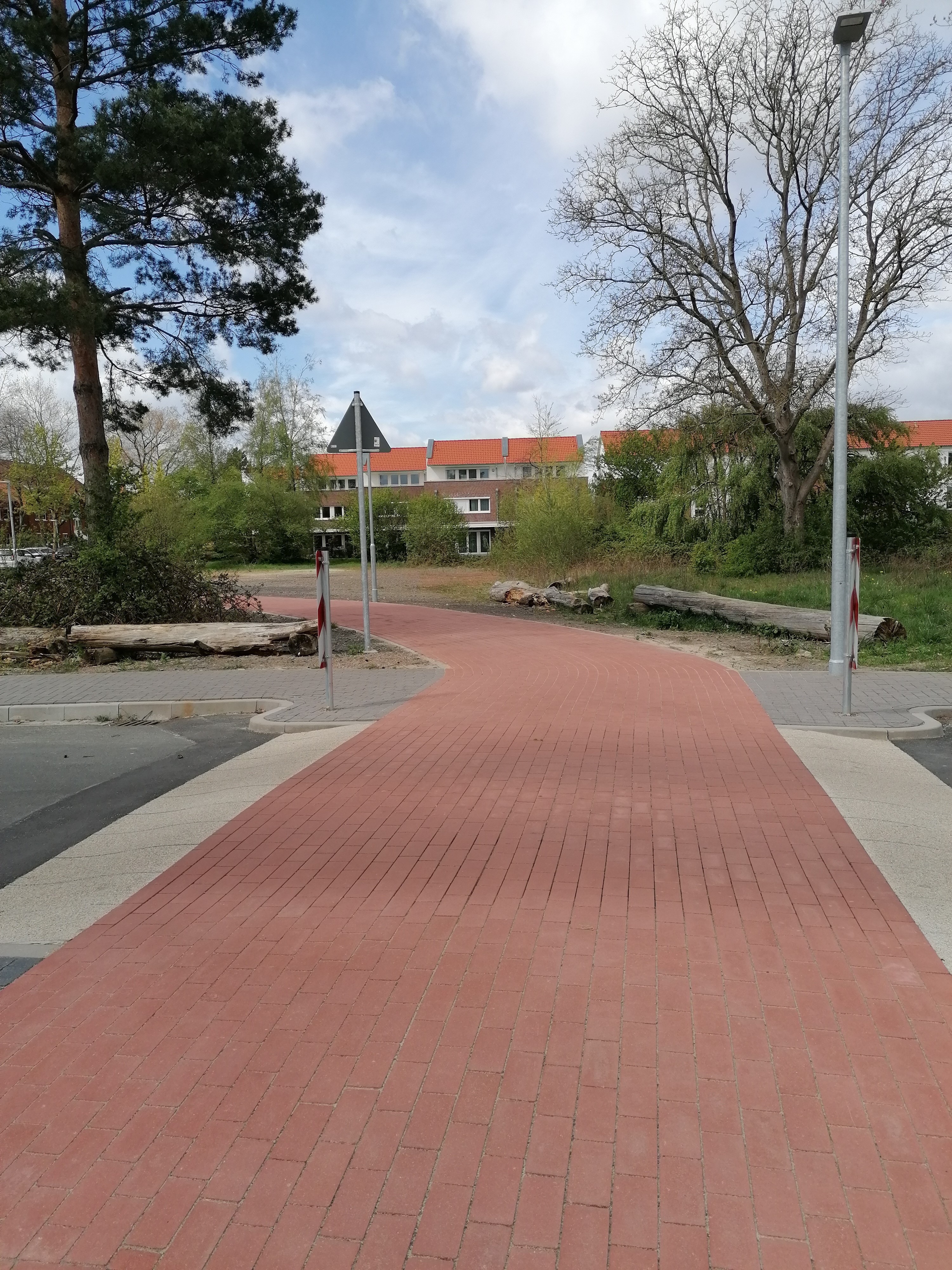 Verbindungsweg zwischen "Mies-van-Rohe-Weg" und "An der Eisenbahn"