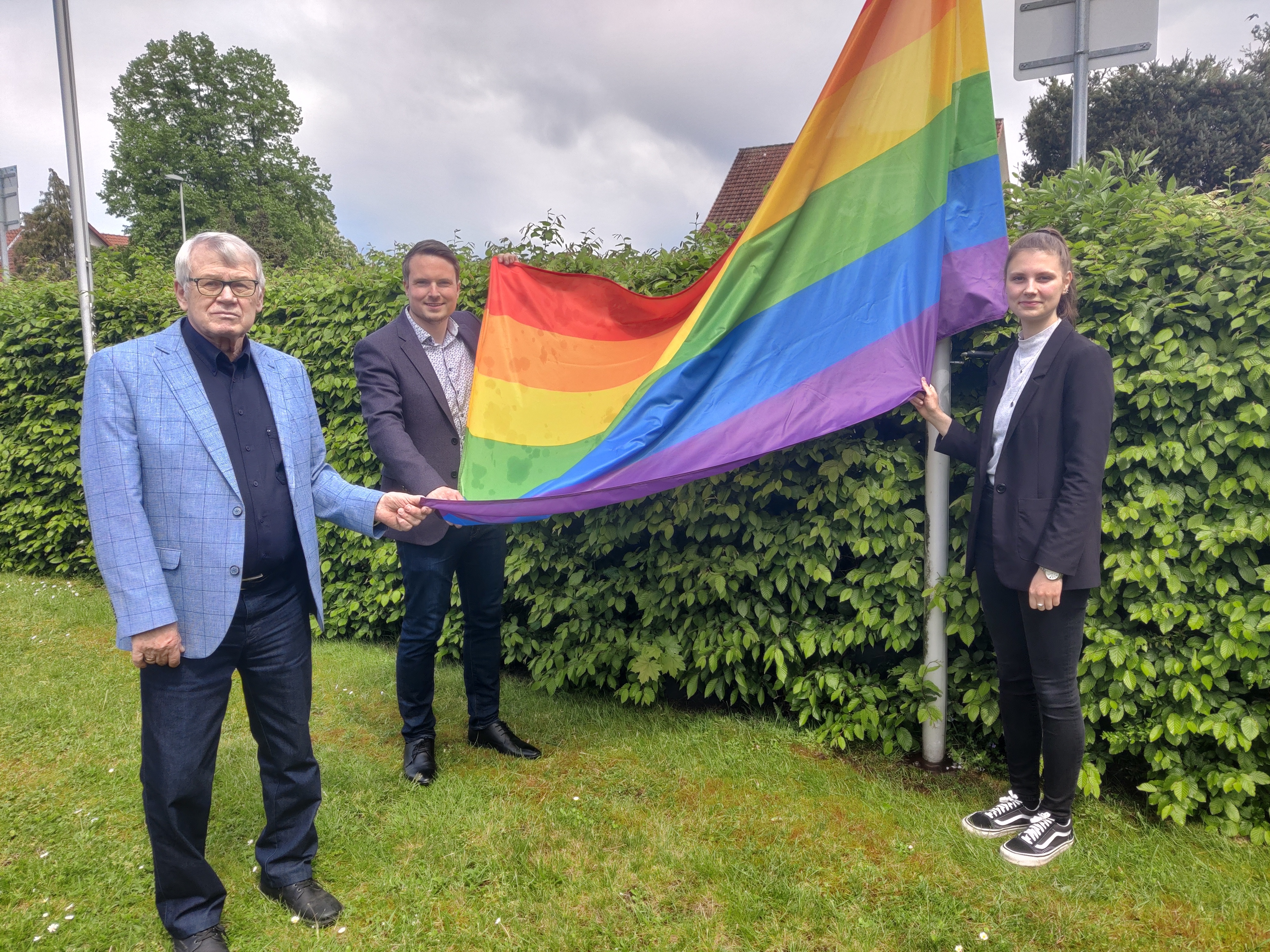 IDAHOBITA* am 17.Mai 2021. Mit Herrn Hahn, Bürgermeister Dominic Herbst und der Gleichstellungsbeauftragten Melissa Depping.