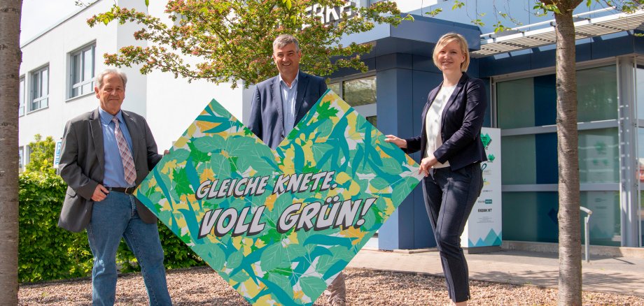 Stadtwerke-Aufsichtsratvorsitzender Willi Ostermann, Stadtwerke-Geschäftsführer Dieter Lindauer und die Leiterin des Vertriebs und Kundenservice Melanie Olm-Büscher präsentieren das  Kampagnemotiv "Gleiche Knete. Voll Grün" zur Ökostromumstellung.