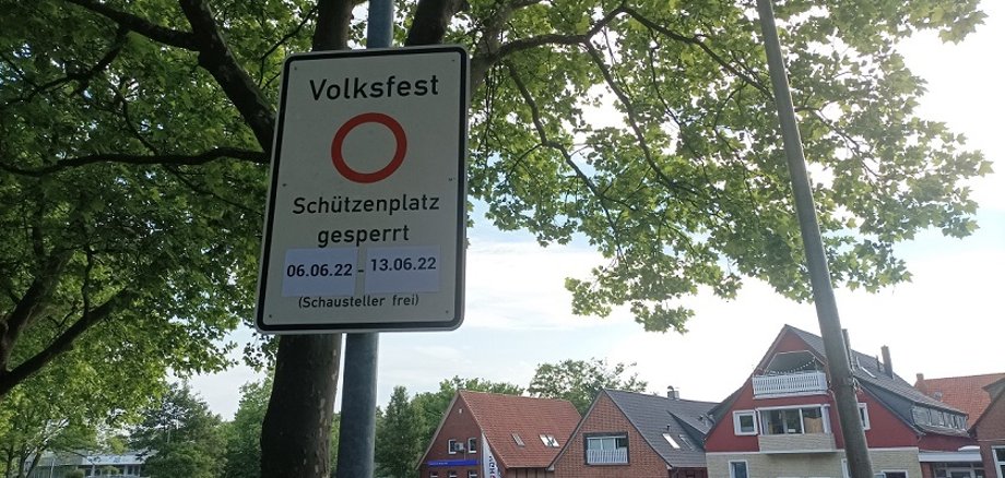 hfaGroße Hinweistafeln weisen auf das Durchfahr- und Parkverbot am Schützenplatz hin.
