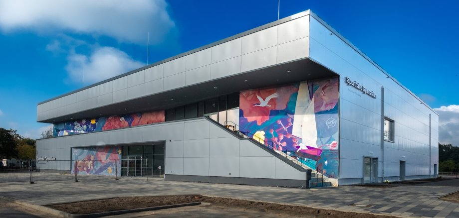 Blick auf den Neubau der Sporthalle Gymansium Neustadt