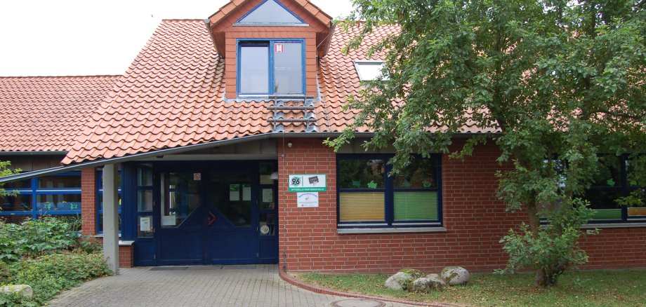 Blick auf den Haupteingang des Grundschulgebäudes in Mandelsloh