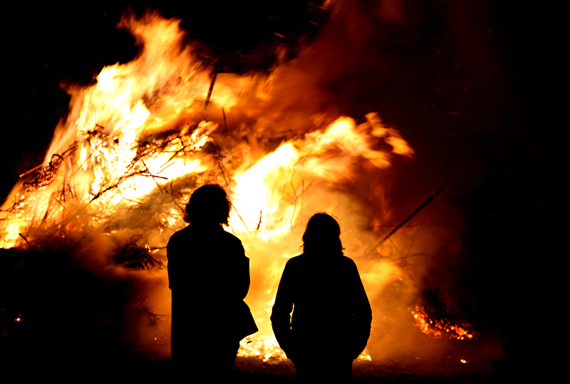 PantherMedia 1124897 Symbolbild Menschen am Feuer