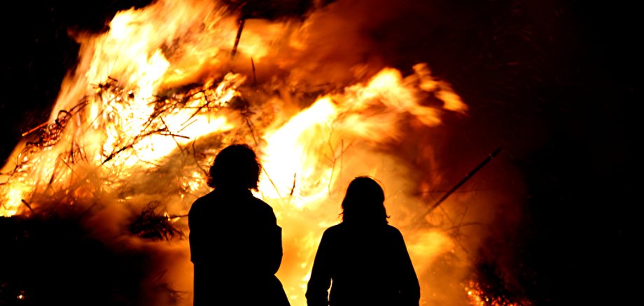 Symbolbild Menschen am Feuer