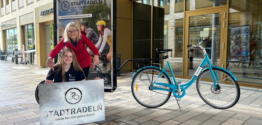 Hanna Uhde und Ulrike Ahrbecker von der Stadtverwaltung sprühen vor dem Rathaus das erste „Stadtradeln“-Logo auf den Boden. Die Logos mit Sprühkreide werben für eine Teilnahme an dem 21-tägigen Wettbewerb.