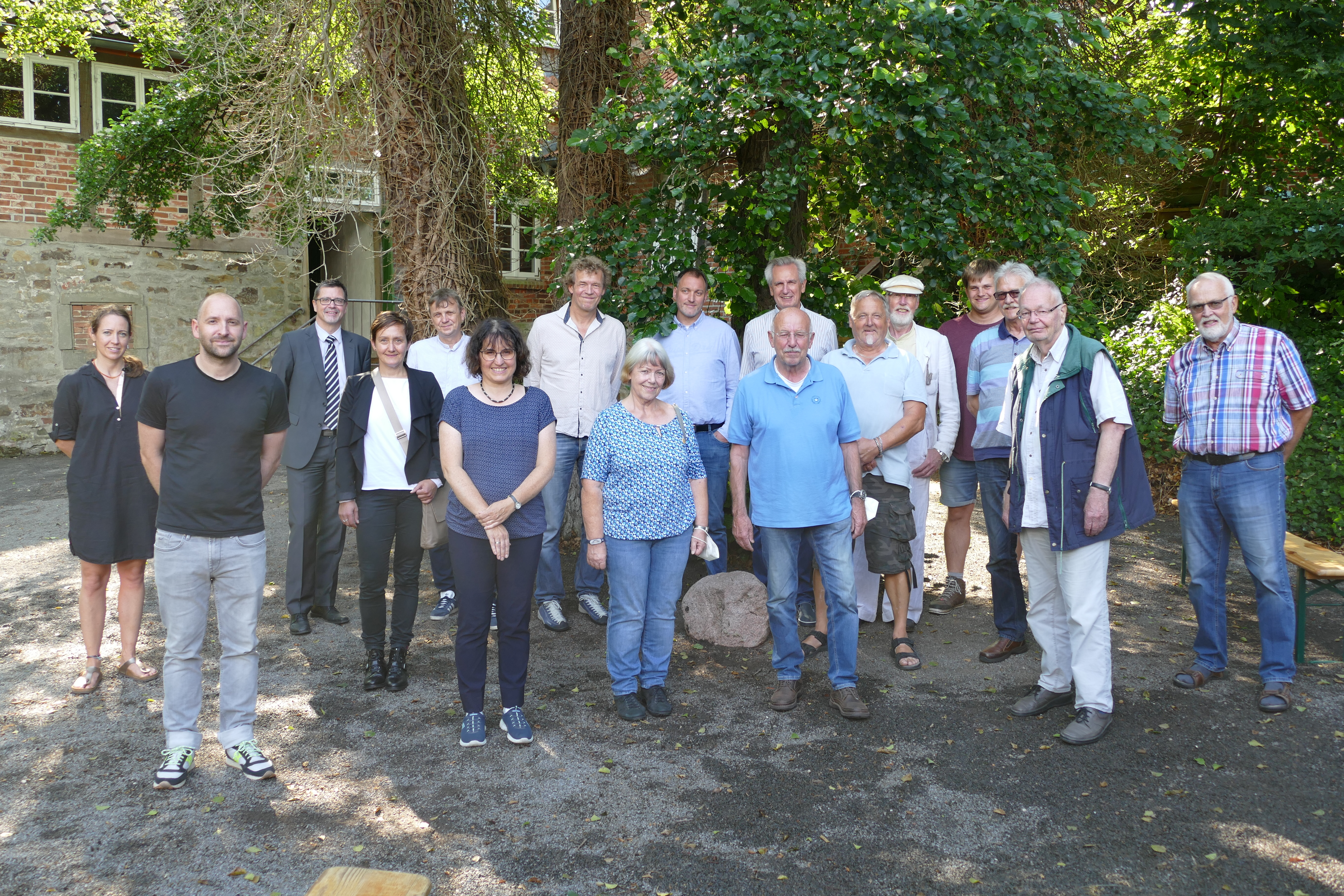 V. l. n. r.: Maren Krämer (Sweco), Christopher Schmidt (Stadt Neustadt), Holger Aue (Amt für regionale Landesentwicklung), Bilge Tutkunkardes (Region Hannover), Maic Schillack (Stadt Neustadt), Iris Grau (Stadt Neustadt), Christian Wiegand (Steinhuder Meer Tourismus GmbH), Heidemarie Eckhardt (Dudenser Mühlenverein), Hartwig Huntemüller (Zehntscheune Amedorf), Heiner Zieseniß (Ortschaft Mariensee), Dieter Wulf (Dorfgemeinschaft Dudensen), Christian Johne (Wassermühle Laderholz), Andreas Neumann (Dudenser Mühlenverein), Felix Klingemann (Stadt Neustadt), Gerhard Kastenschmidt (Ortschaft Laderholz), Hartmut Dyck (Zehntscheune Amedorf), Reinhard Scharnhorst (Ortschaft Wulfelade).