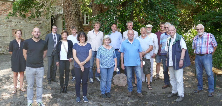 V. l. n. r.: Maren Krämer (Sweco), Christopher Schmidt (Stadt Neustadt), Holger Aue (Amt für regionale Landesentwicklung), Bilge Tutkunkardes (Region Hannover), Maic Schillack (Stadt Neustadt), Iris Grau (Stadt Neustadt), Christian Wiegand (Steinhuder Meer Tourismus GmbH), Heidemarie Eckhardt (Dudenser Mühlenverein), Hartwig Huntemüller (Zehntscheune Amedorf), Heiner Zieseniß (Ortschaft Mariensee), Dieter Wulf (Dorfgemeinschaft Dudensen), Christian Johne (Wassermühle Laderholz), Andreas Neumann (Dudenser Mühlenverein), Felix Klingemann (Stadt Neustadt), Gerhard Kastenschmidt (Ortschaft Laderholz), Hartmut Dyck (Zehntscheune Amedorf), Reinhard Scharnhorst (Ortschaft Wulfelade).