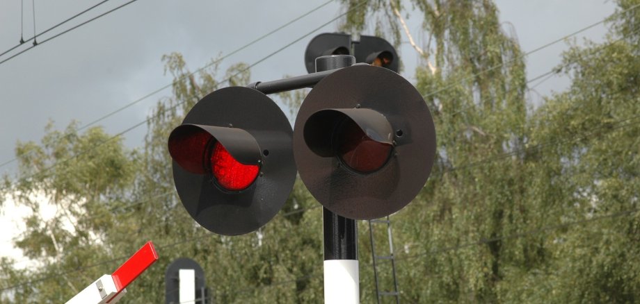 Ampel Bahnübergang zu sehen ist eine Ampelanlage an einem Bahnübergang, die ein rotes Licht zeigt