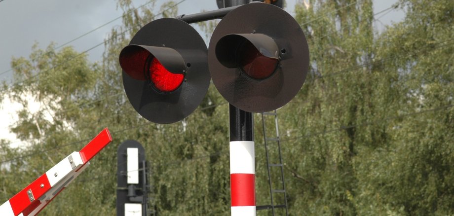 Ampel Bahnübergang zu sehen ist eine Ampelanlage an einem Bahnübergang, die ein rotes Licht zeigt