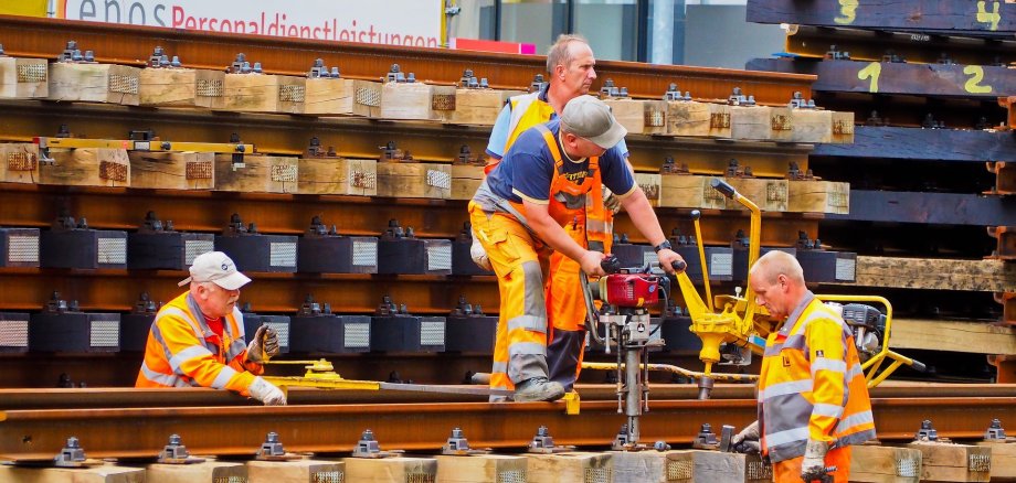 Symbolbild Bau Arbeiter mit Helmen