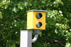 Foto eines fest installierten Blitzers.