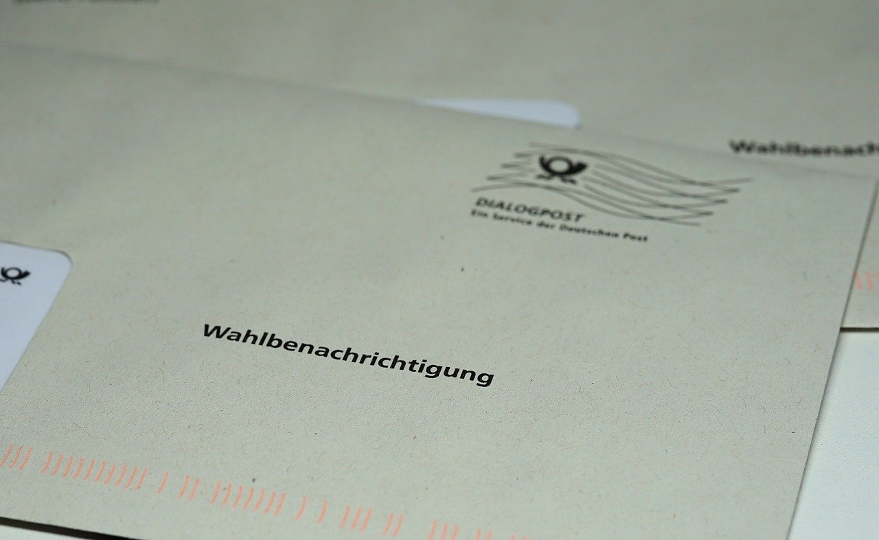 Nahaufnahme eines Briefumschlages auf einem Tisch mit der Aufschrift Wahlbenachrichtigung