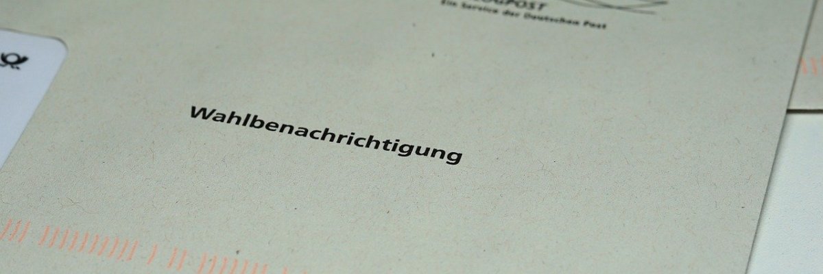 Symbolbild Briefwahl Nahaufnahme eines Briefumschlages auf einem Tisch mit der Aufschrift Wahlbenachrichtigung