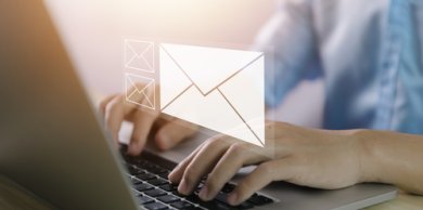 Symbolbild Email Es wird eine Mail von einem Computer verschickt