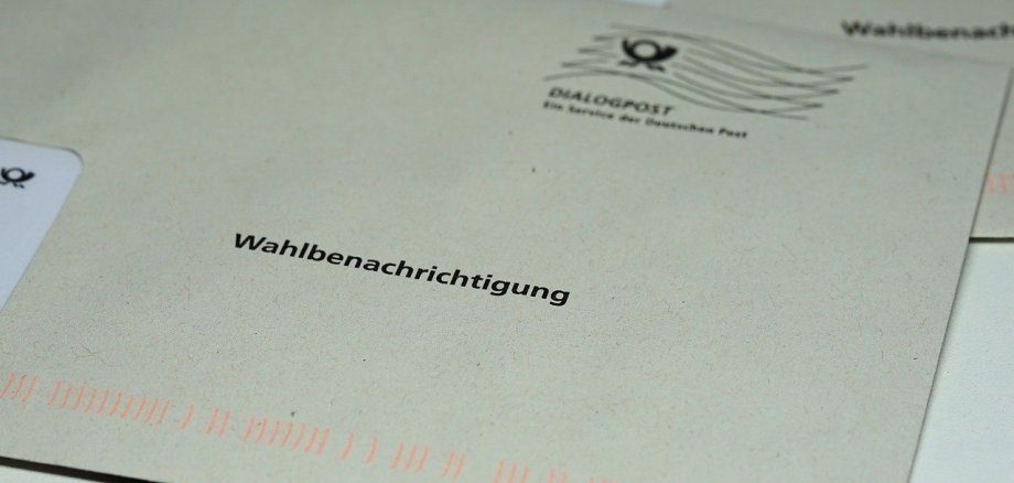 Nahaufnahme eines Briefumschlages auf einem Tisch mit der Aufschrift Wahlbenachrichtigung