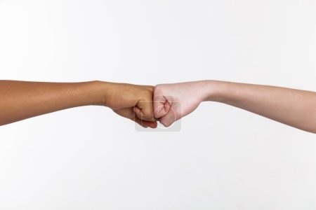 zu sehen sind zwei Fäuste, die sich berühren