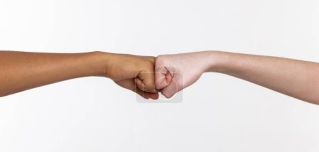 zu sehen sind zwei Fäuste, die sich berühren