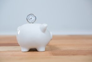 Ein Sparschwein steht auf einem Tisch