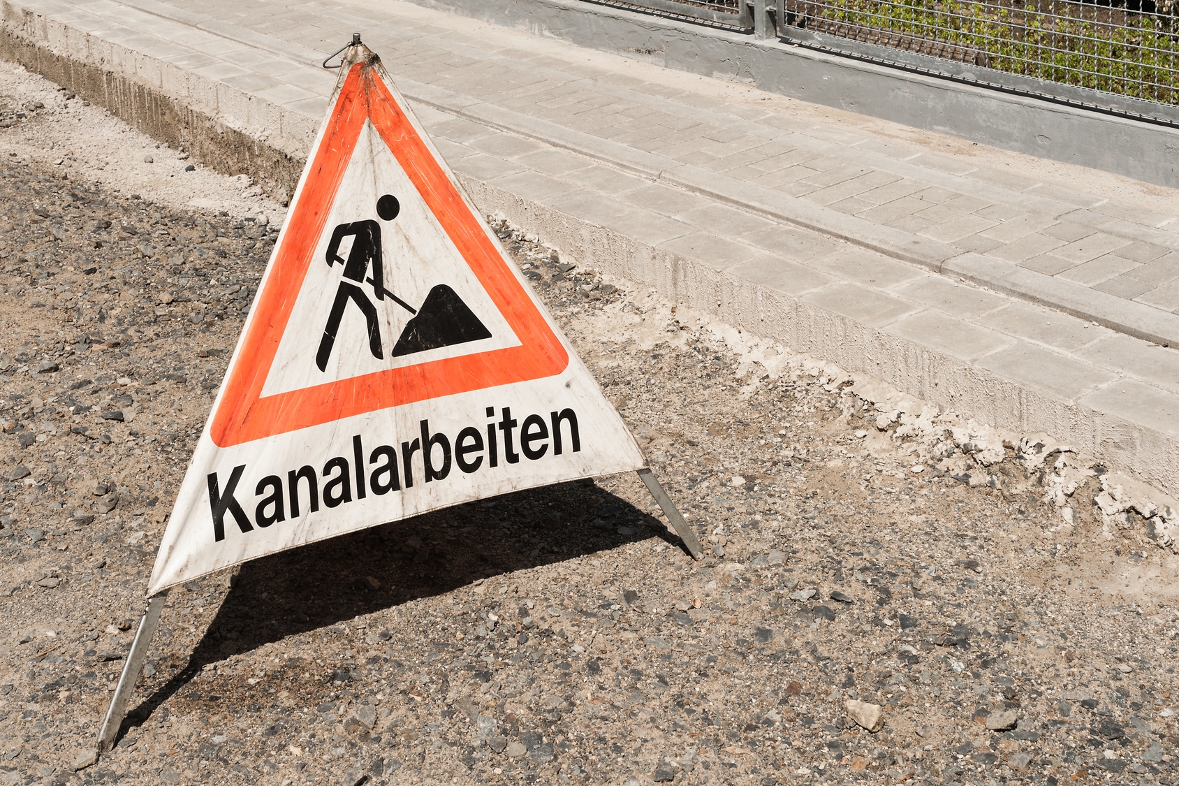 Warnaufsteller Dreieck mit der Aufschrift Kanalarbeiten