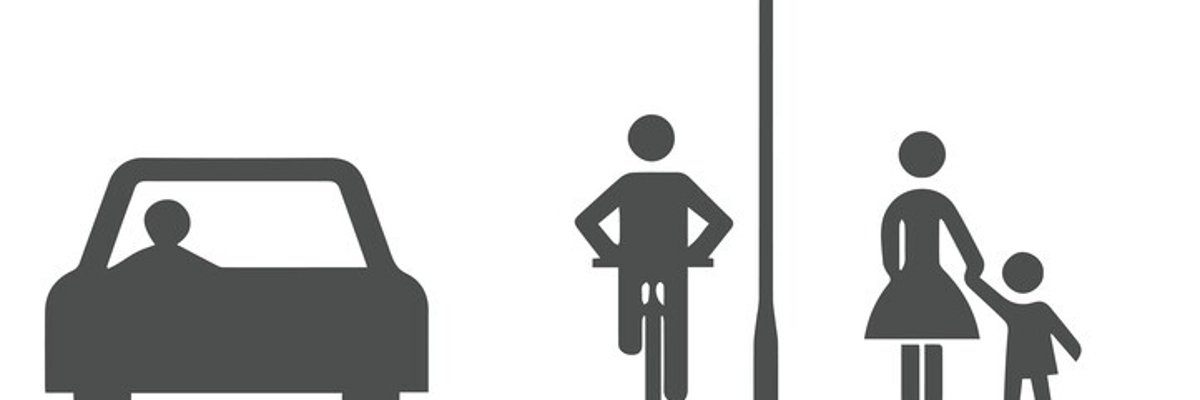 Schwarze Piktogramme von Auto, radfahrenden und Fußgängern nebeneinander auf weißem Hintergrund