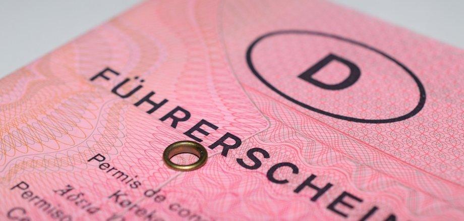 Symbolbild Führerschein Abbildung eines rosa Führerscheins