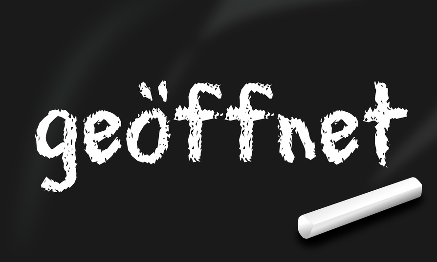 Kreidetafel mit der Aufschrift geöffnet