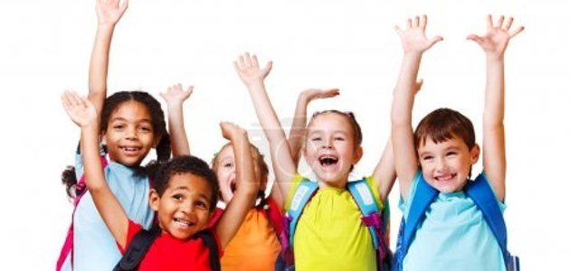 Kinder Symbolbild zu sehen sind fünf Kinder in bunten Shirts, die jubelnd die Arme heben