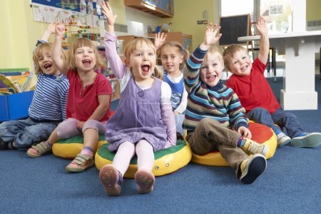 zu sehen sind mehrere Kinder, die lachen 
