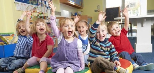 Gruppe Kinder zu sehen sind mehrere Kinder, die lachen