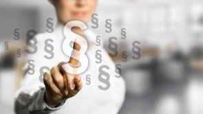 Frau tippt auf Paragrafen-Symbol