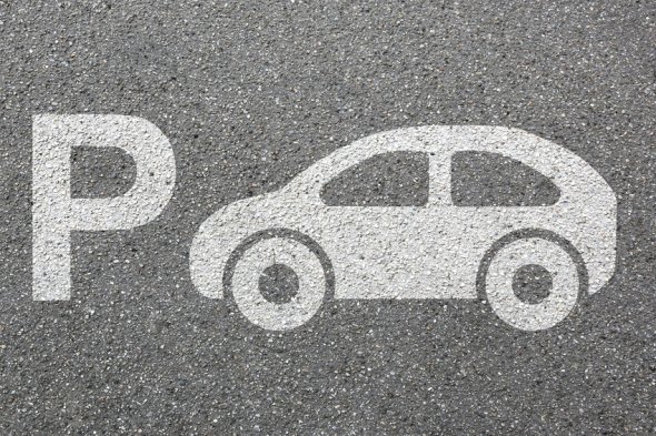 Symbolbild Parken Grafik mit einem P und einem Auto auf grauem Hintergrund