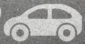 Grafik mit einem P und einem Auto auf grauem Hintergrund