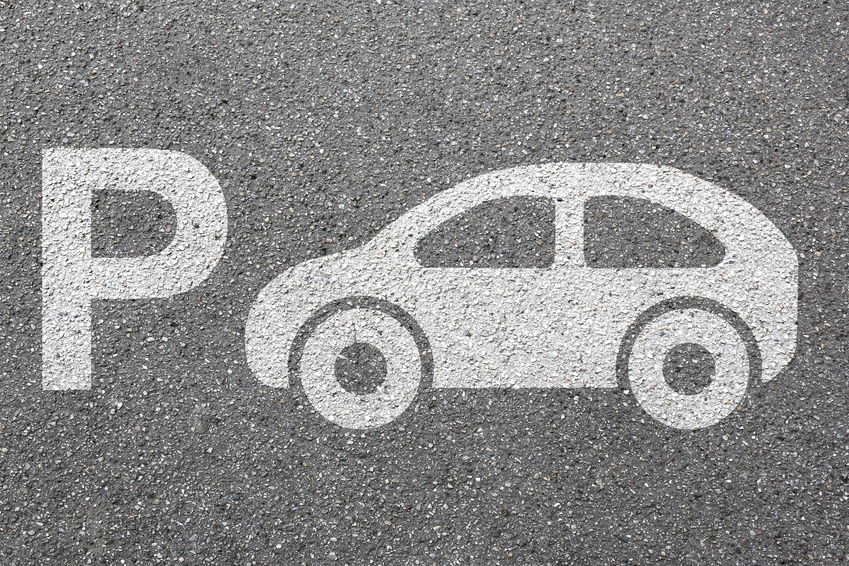 Grafik mit einem P und einem Auto auf grauem Hintergrund