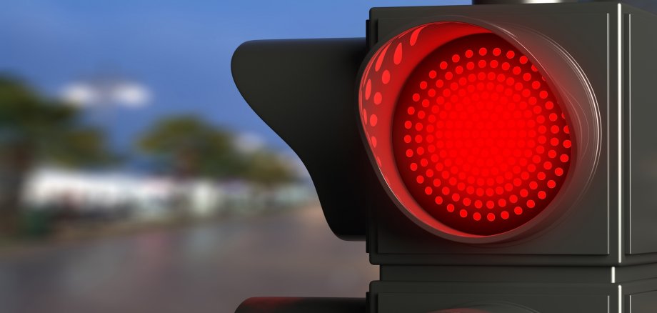 Symbolbild rote Ampel Verkehr Nahaufnahme einer roten Verkehrsampel